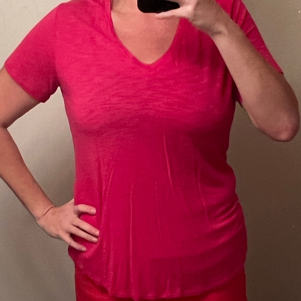 Old Navy luxe pink, V-neck stretchy top. Size LARGE 👚